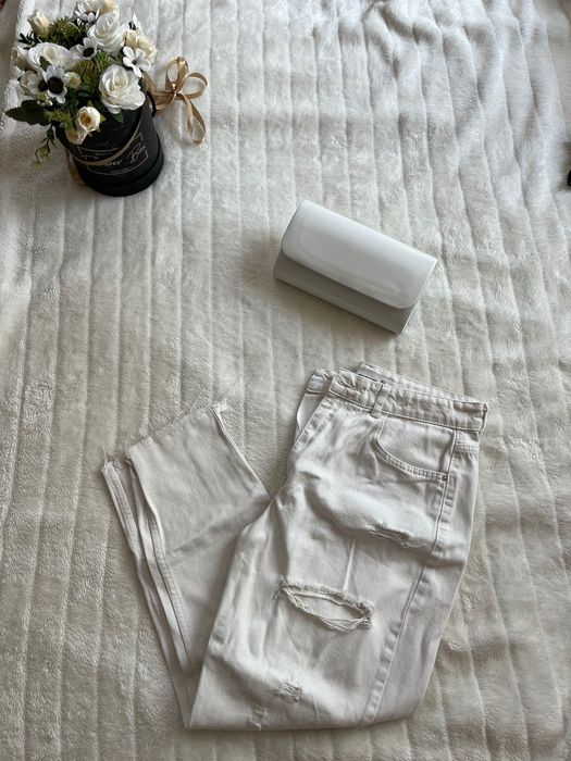 Накъсани бели дънки Mystique Boutique