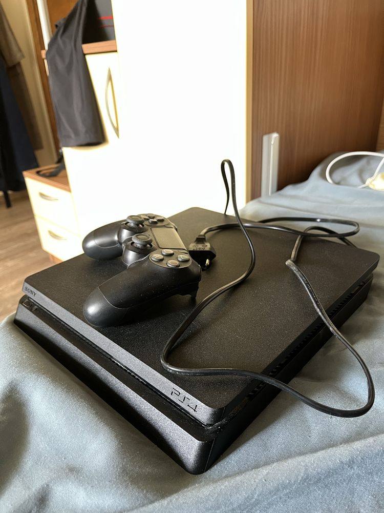PS4 стандартен с контролер(като нови)