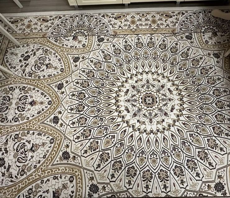 Продам ковер 2,4 × 4 м в отличном состоянии