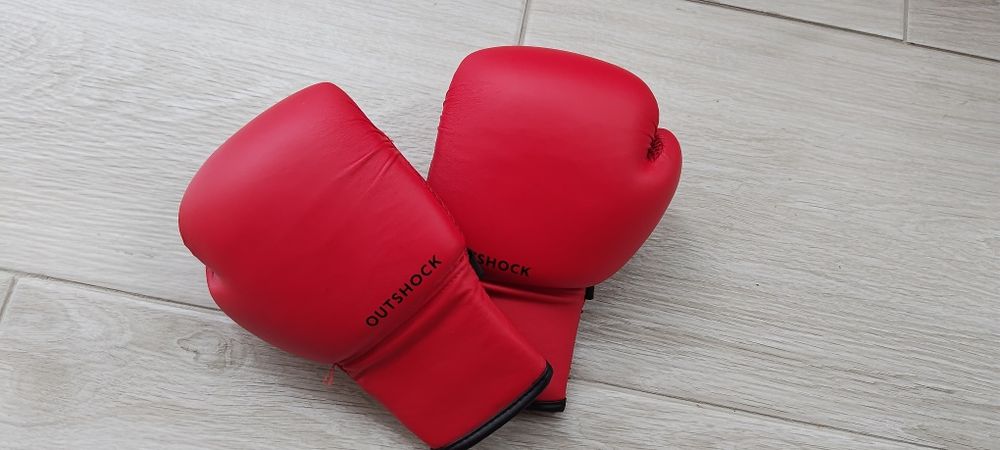 Vând set de punching ball cu mănuși in stare perfectă, marca Decathlon