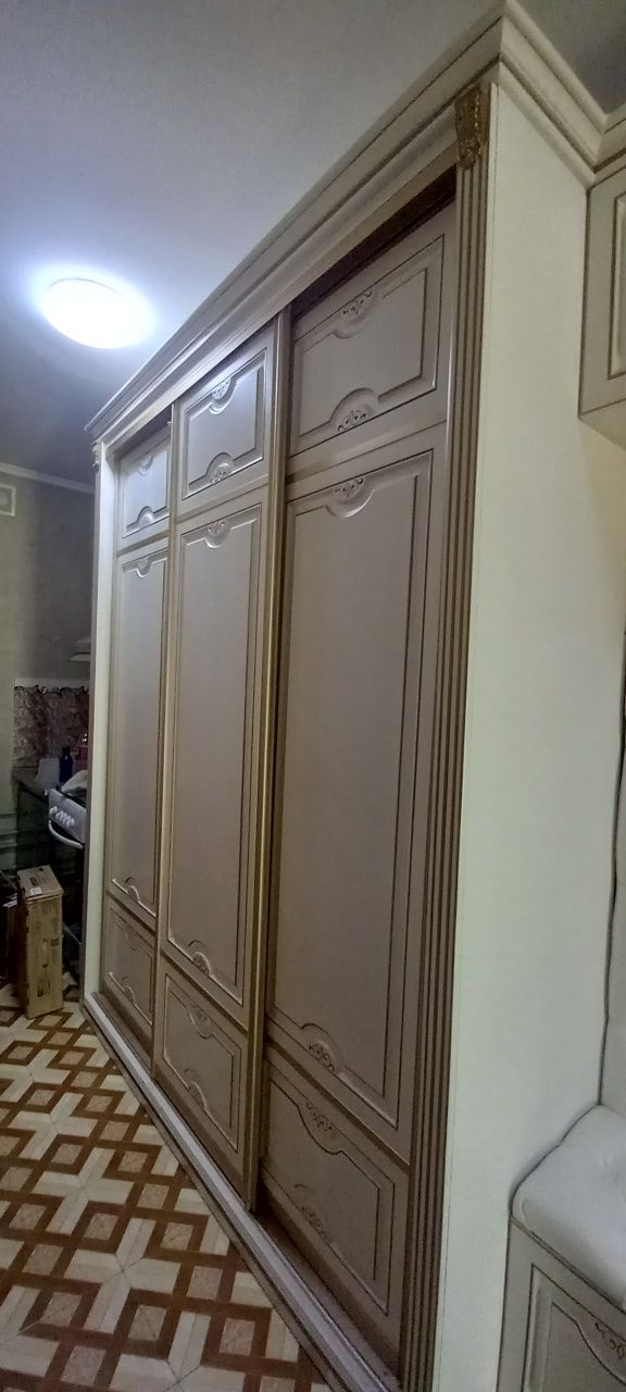 Белыи шкаф в хорошем качестве