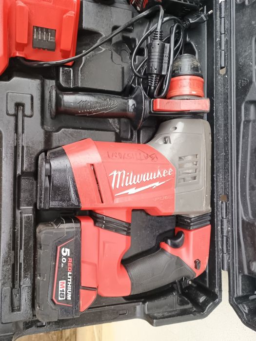 Rotopercutor milwaukee chpx , 2 baterii ,încărcător rapid.cutie