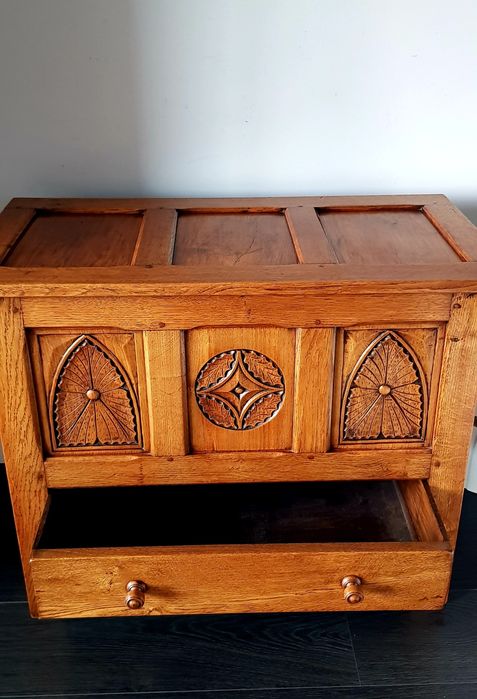 Ladă veche din lemn masiv sculptat