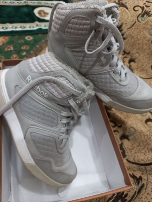 Продам недорого женские  кроссовки