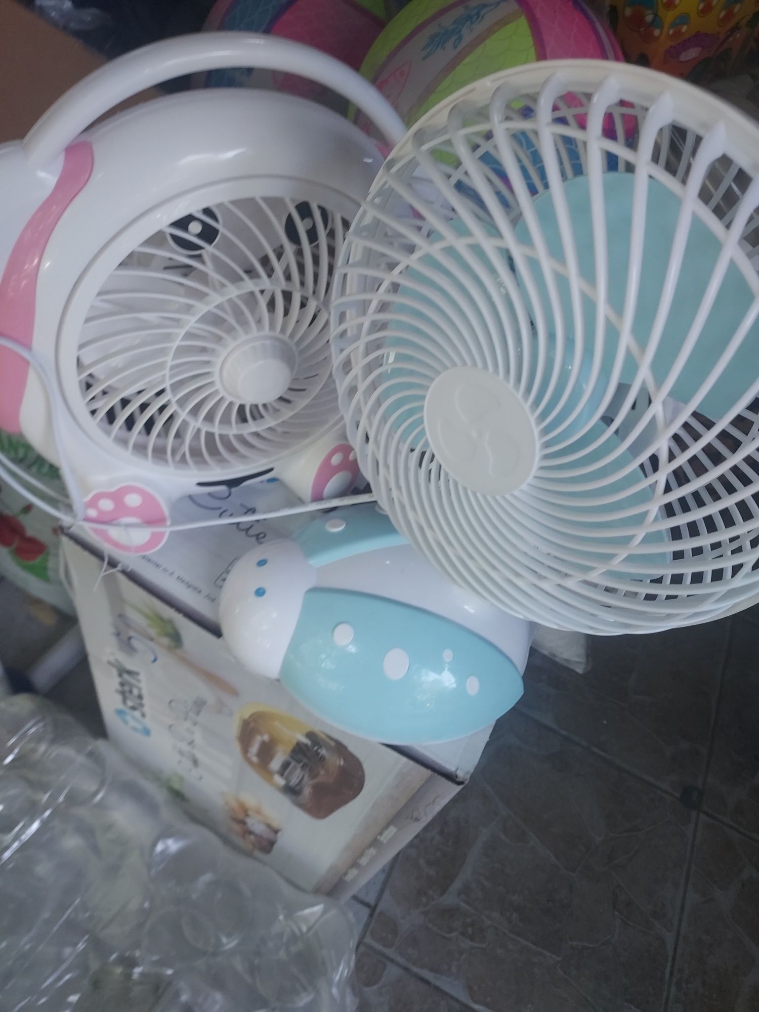 Ventilator birou 20 cm nou. Cel roz bazează stanga dreapta