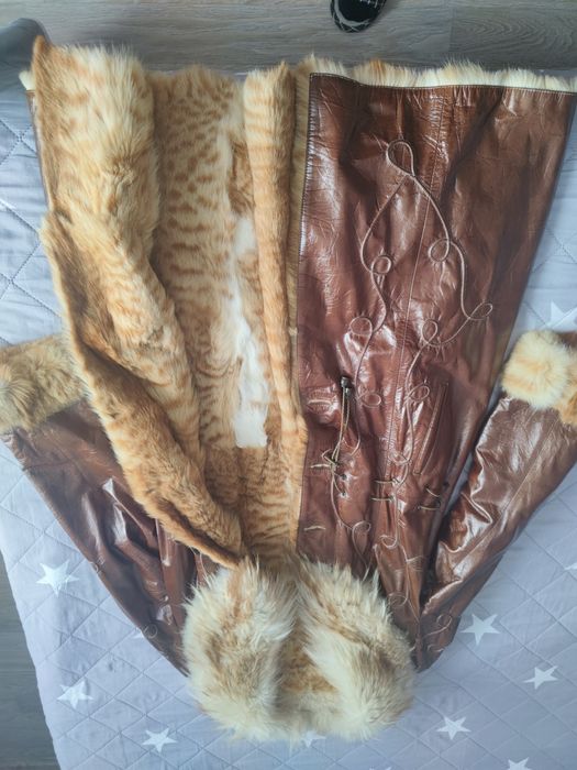 Haină de damă din piele și blană naturală .