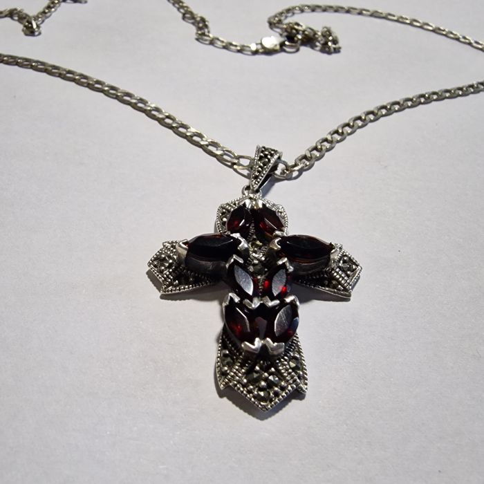 Pandativ masiv/lant cu cruce argint 925 cu granate si marciste natural