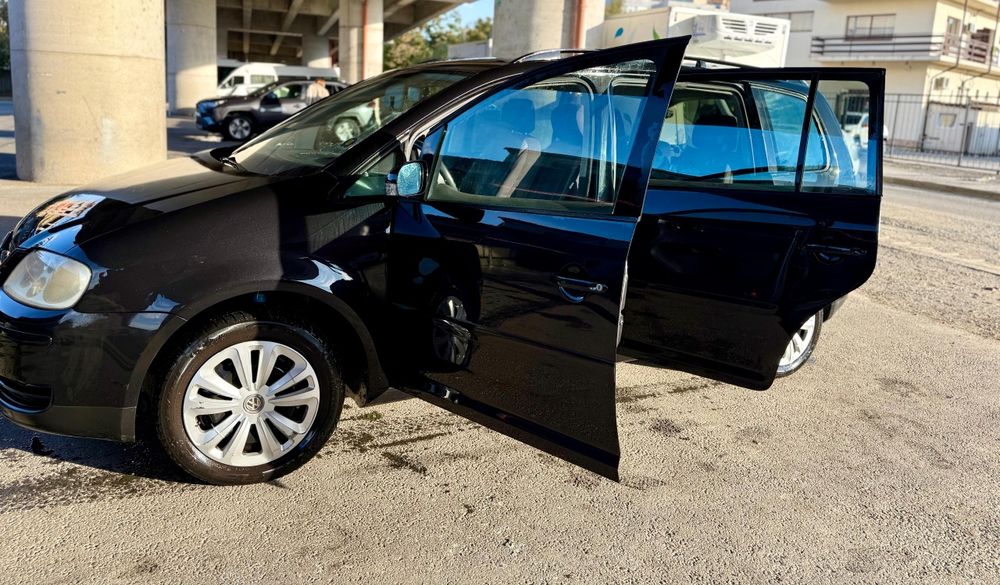 Vând Touran 1.9 TDI 2004 Culoare: Negru-preț 2000 Euro