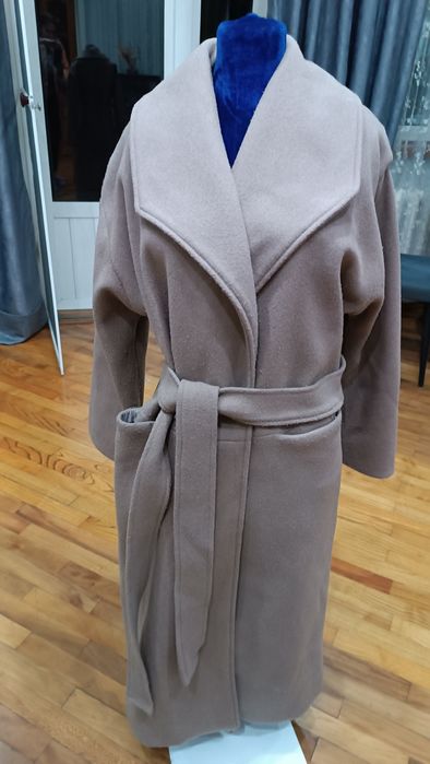 Польто женское молочное.