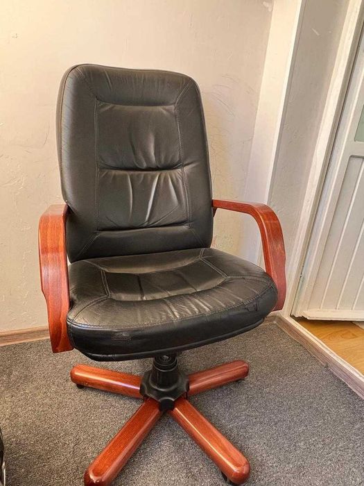 Jфисное кресло из натурального дерева и экокожи