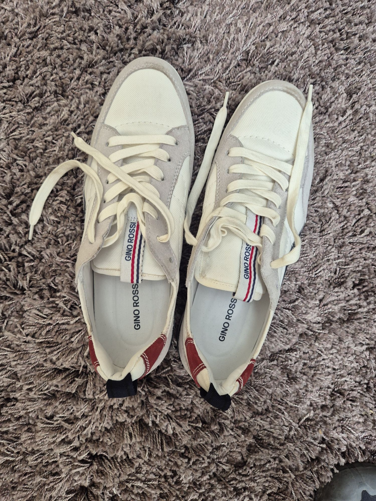 Adidași original piele aduși din Austria și un bluza original sint noi