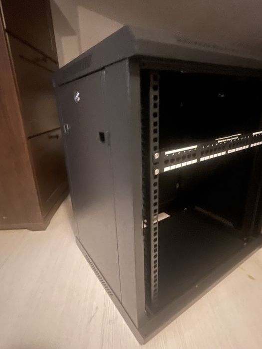 Rack petalic de perete