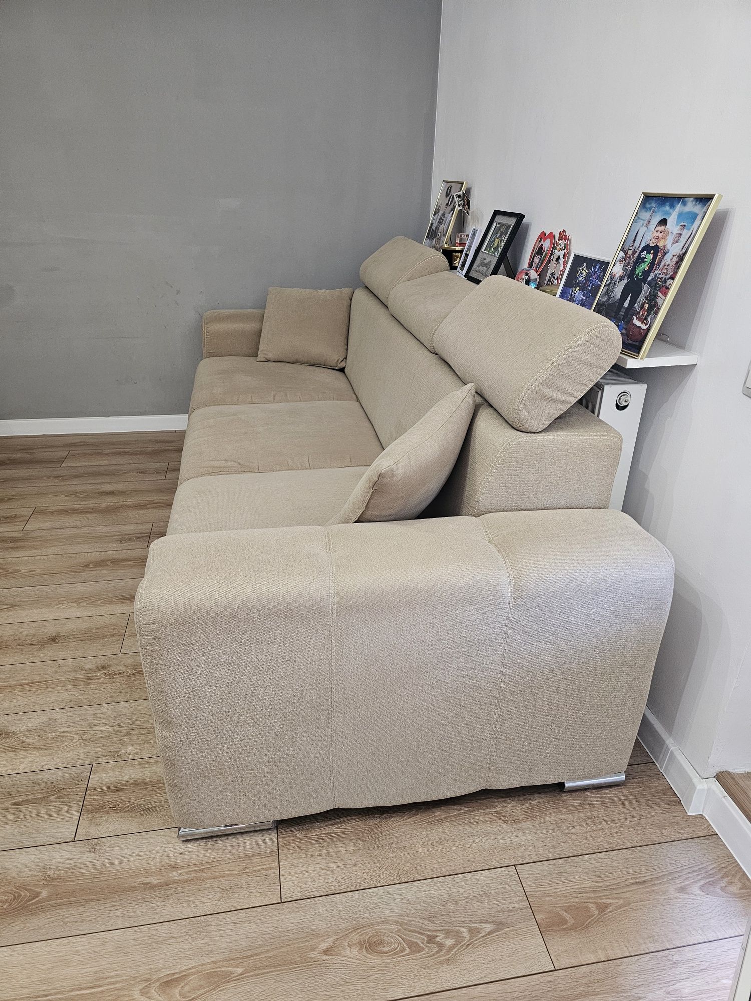Canapea extensibila cu 3 tetiere , crem