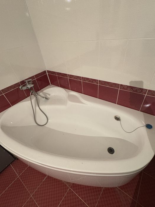 Продаю новую угловую ванну