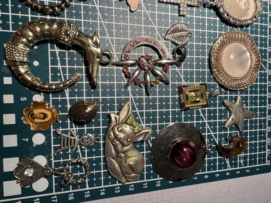 Lot 31 bijuterii vintage – broșe & pandantive diverse, colecție unică