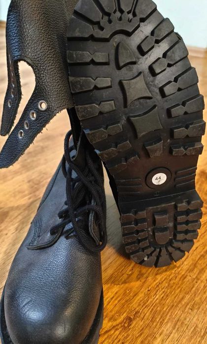 2 perechi bocanci militari marimile 44, 45