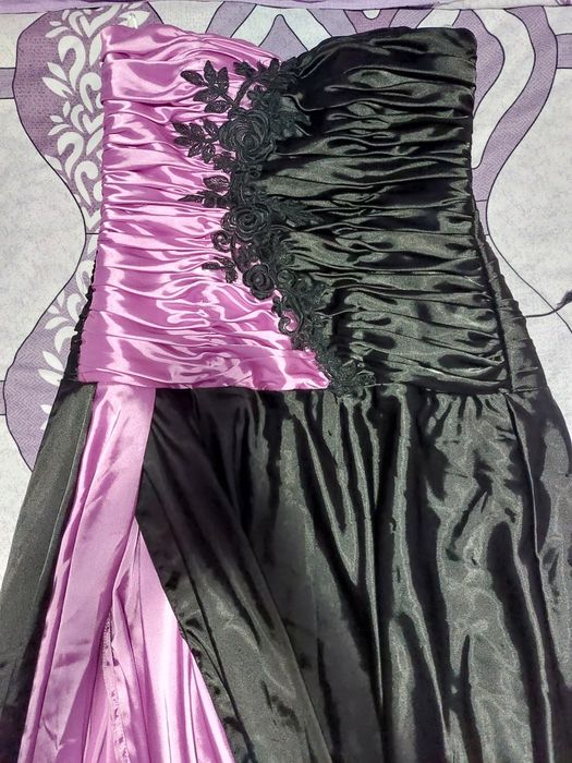 Сатенена официална рокля.