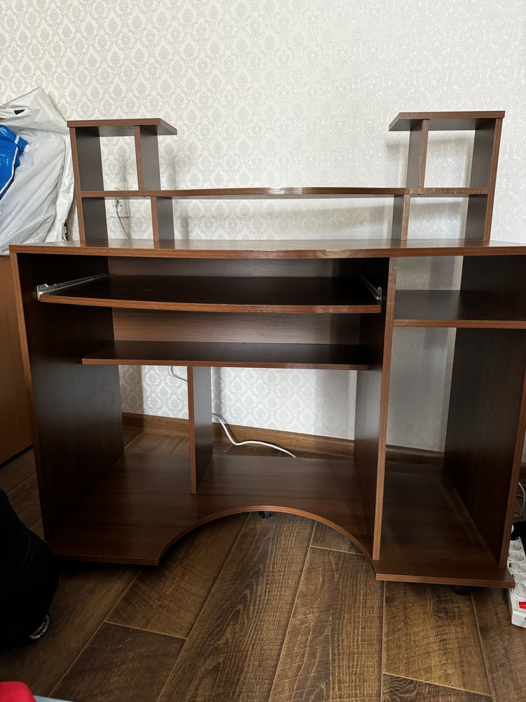 Продам компьютерный стол