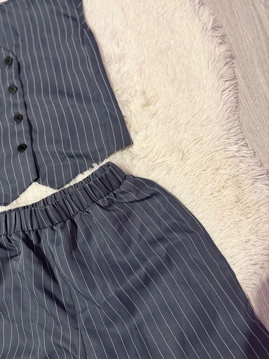 Костюм от две части сиво на раета