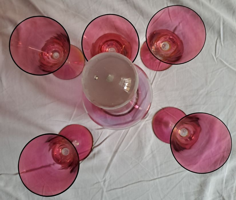 Carafa si 5 pahare din sticla roz