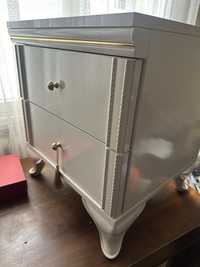 Чисто нов шкаф, орнаментиран със златни детайли