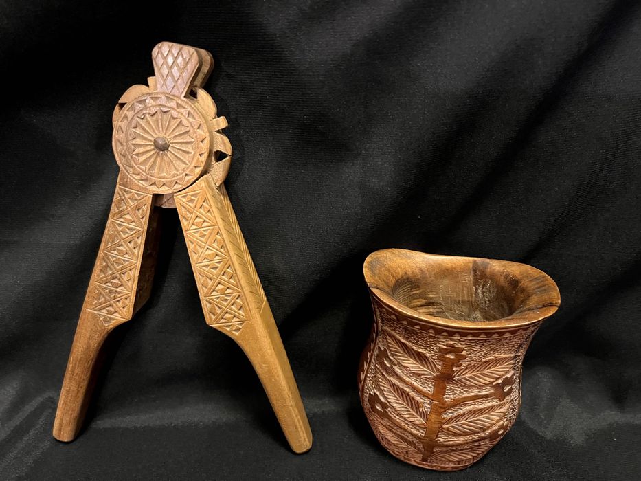 Pereche formată dintr-un cauc și spărgător de nuci