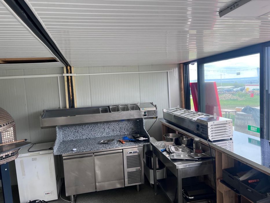 Containere spatiu comercial cu bucatarie complet utilata