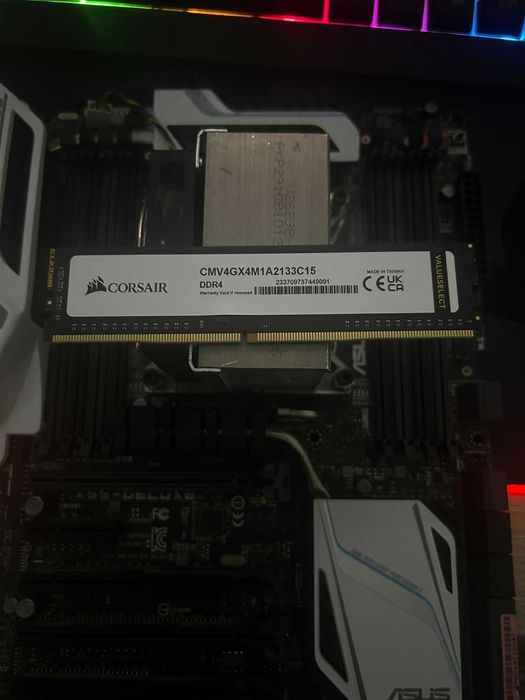 DEFECT! Vând placa de bază Asus X99-DELUXE cu Intel I7-5820K DEFECTĂ