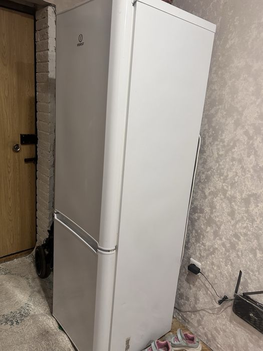 Холодильник Indesit