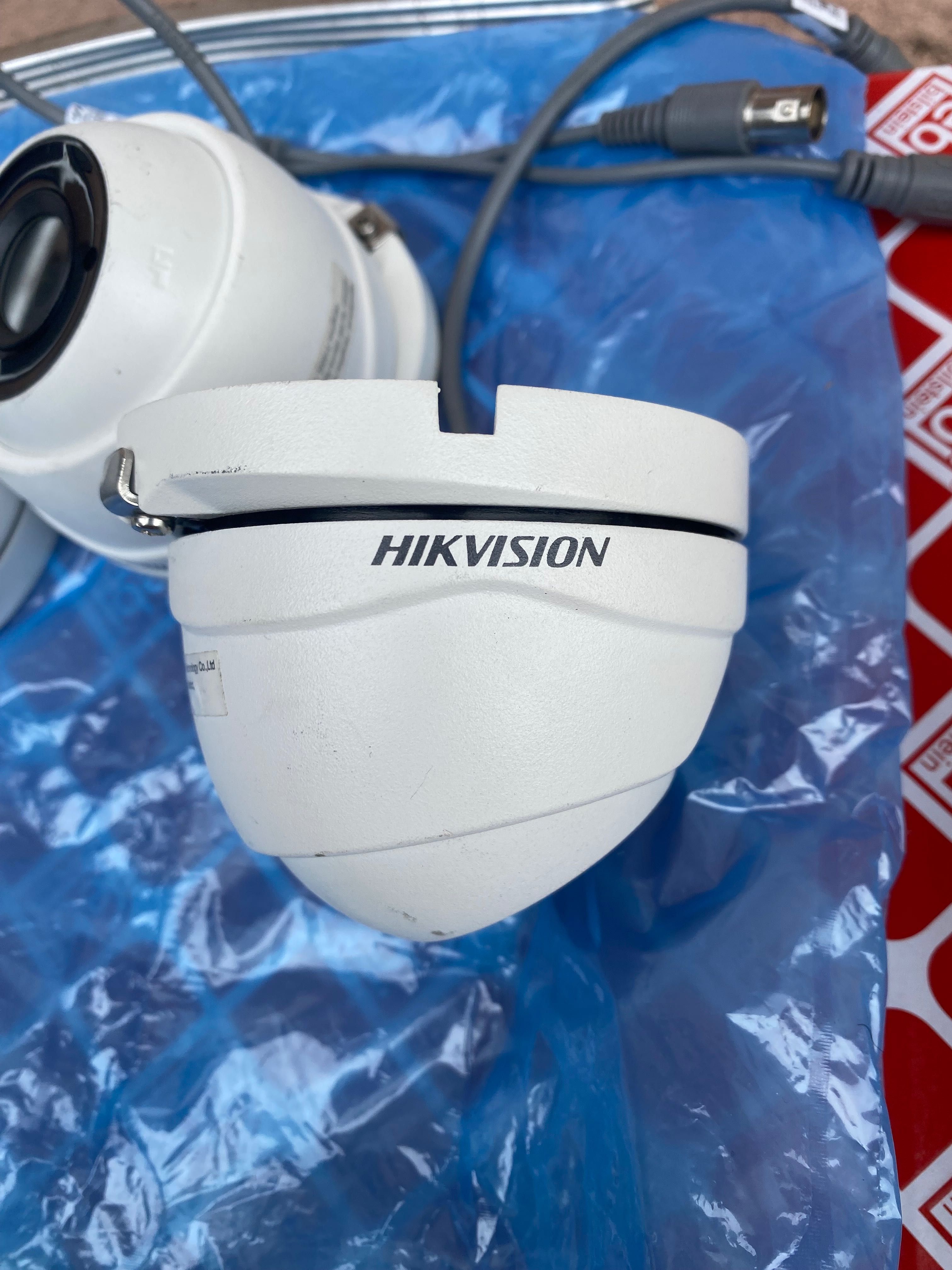 4 броя оригинални Hikvision DS-2CE56D7T куполни камери.