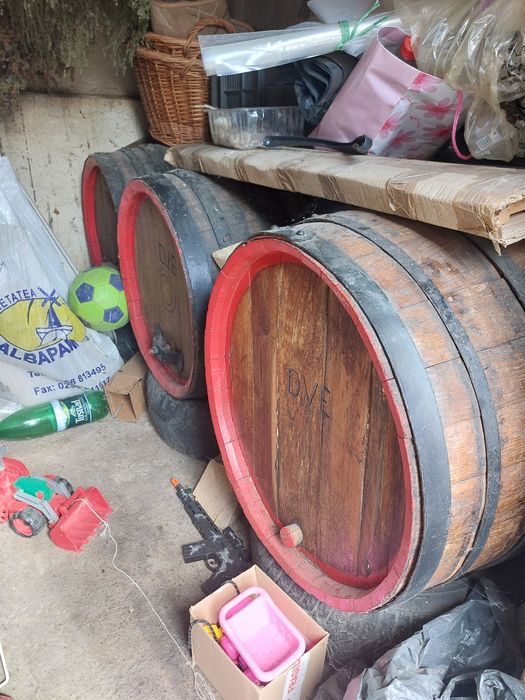 De vânzare butoi din lemn de stejar,  cu capacitate de200 litri .