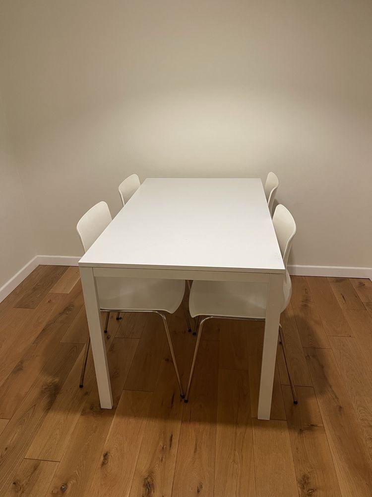 Комплект маса и 4 стола (IKEA)