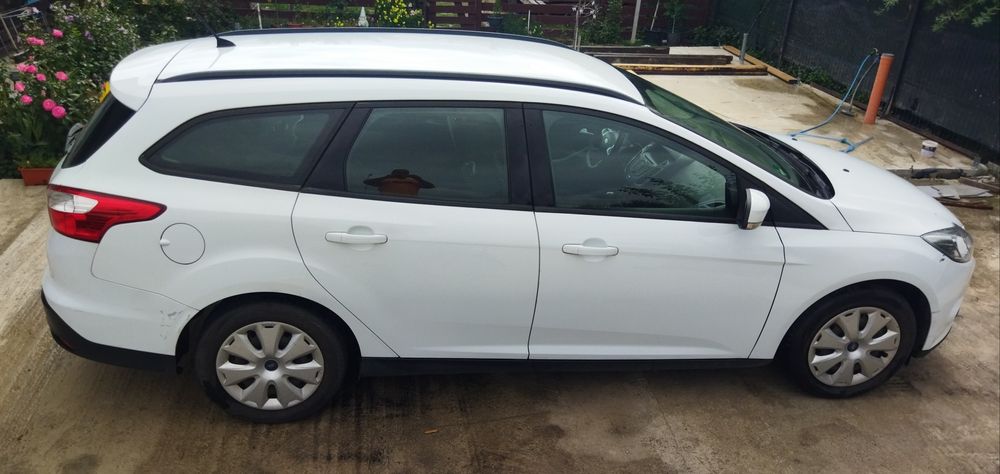 Vând Ford Focus  1.0