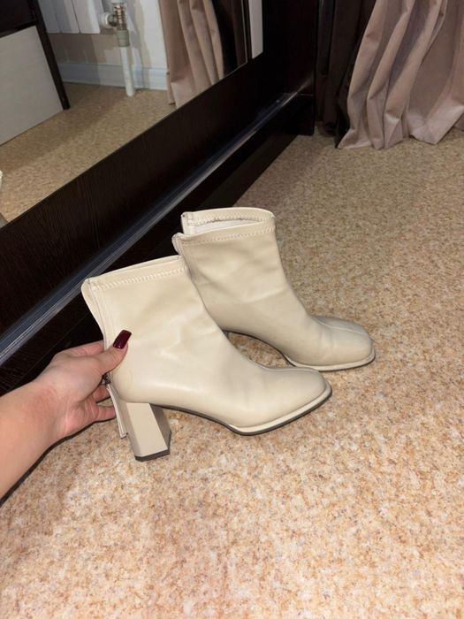 Продам белые ботильоны