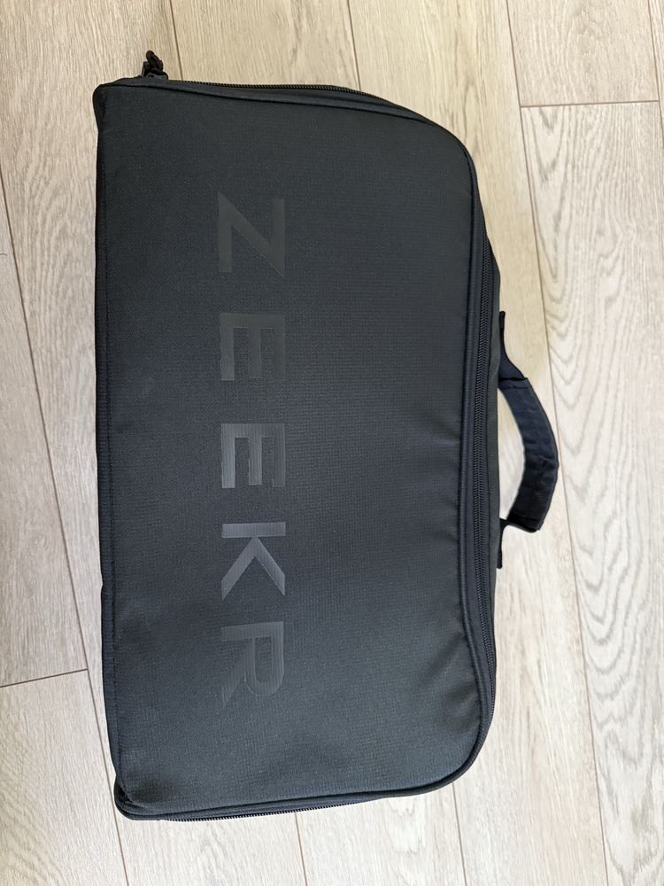 Продам новую  оригинальную зарядку от ZEEKR 001.