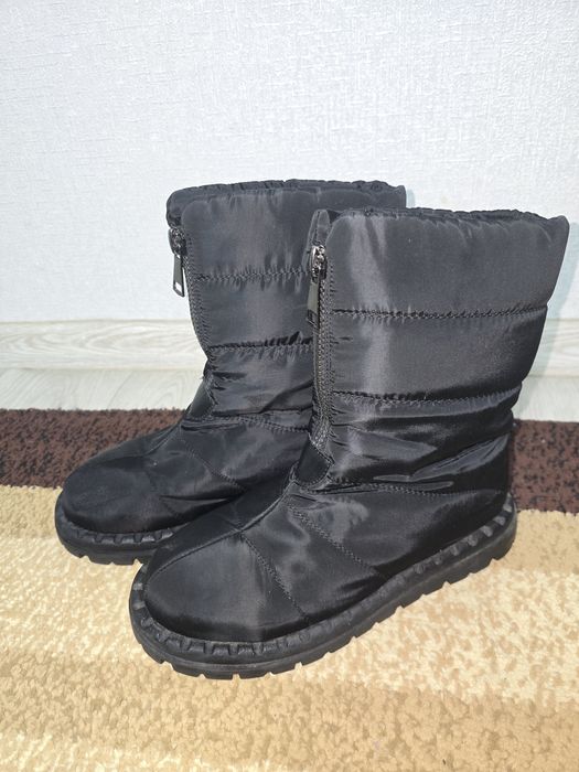 Продам угги зимние, очень тёплые в идеальном состоянии.