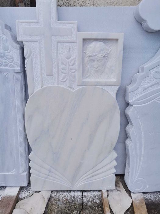 Monumente funerare