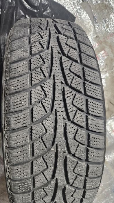 Зимние шины почти новый один сезон ездил