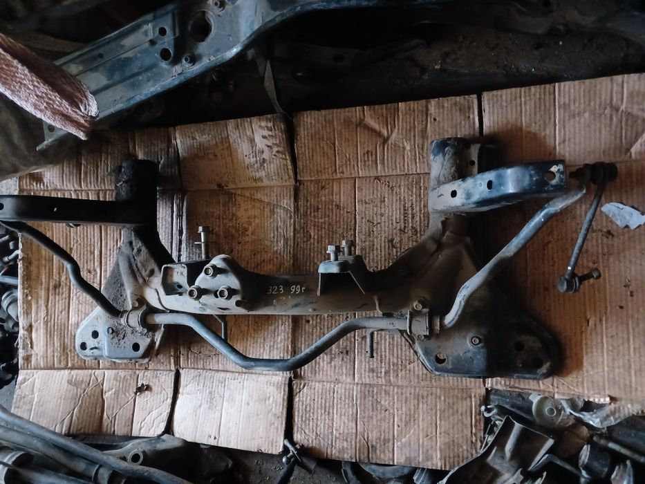 Балка Мазда 323 на 2000г