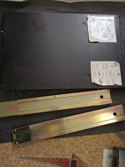 Vând / Schimb Carcasă server 1U + șine rack
