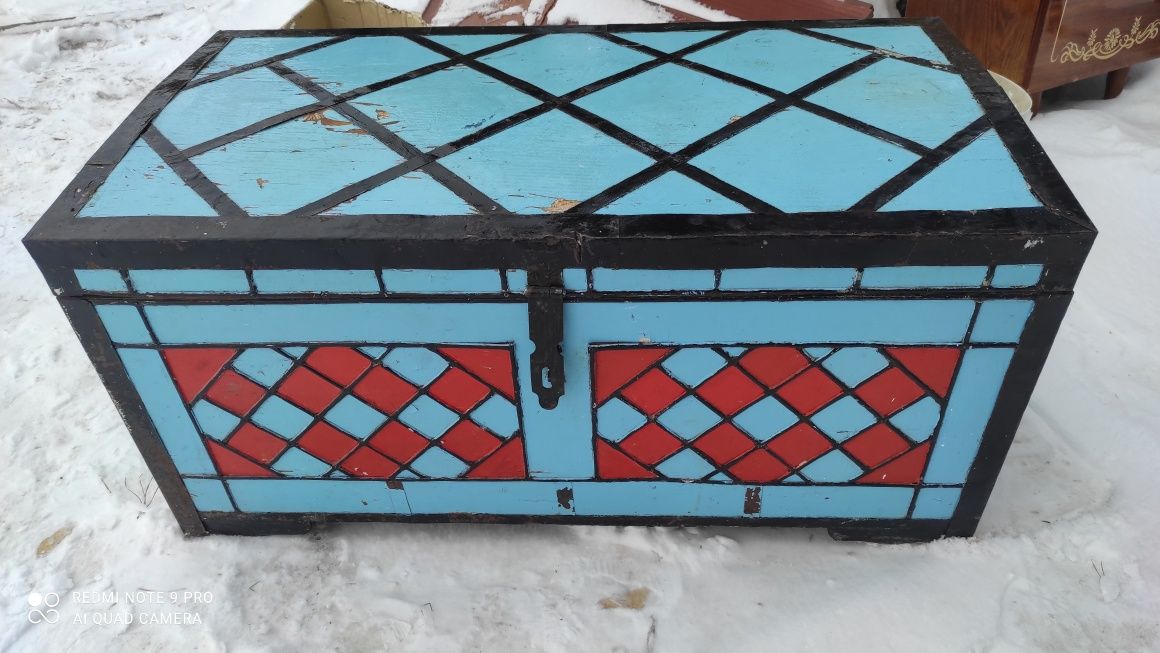 Продам хлебницу и сундук.