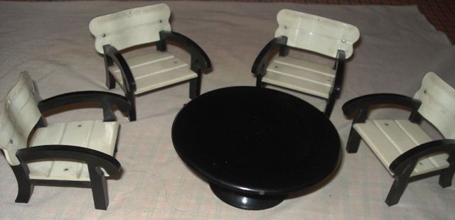Игрушка стол со стульями