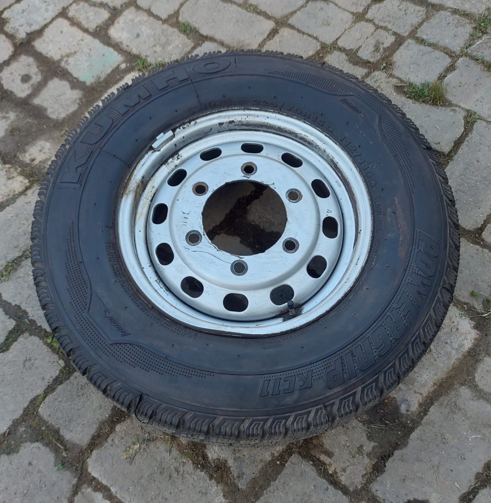 O bucată Ford Transit 225/70 R15C - 6Jx16x70 6x180 Rezervă