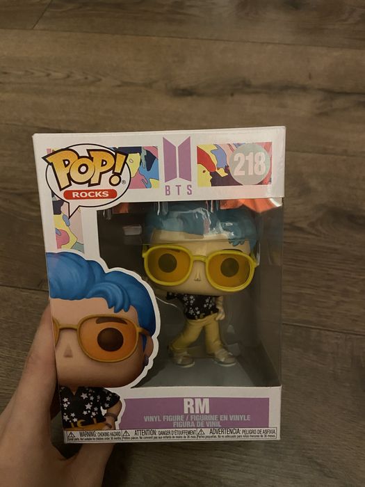 figurina BTS (RM ; SUGA) in stare buna.