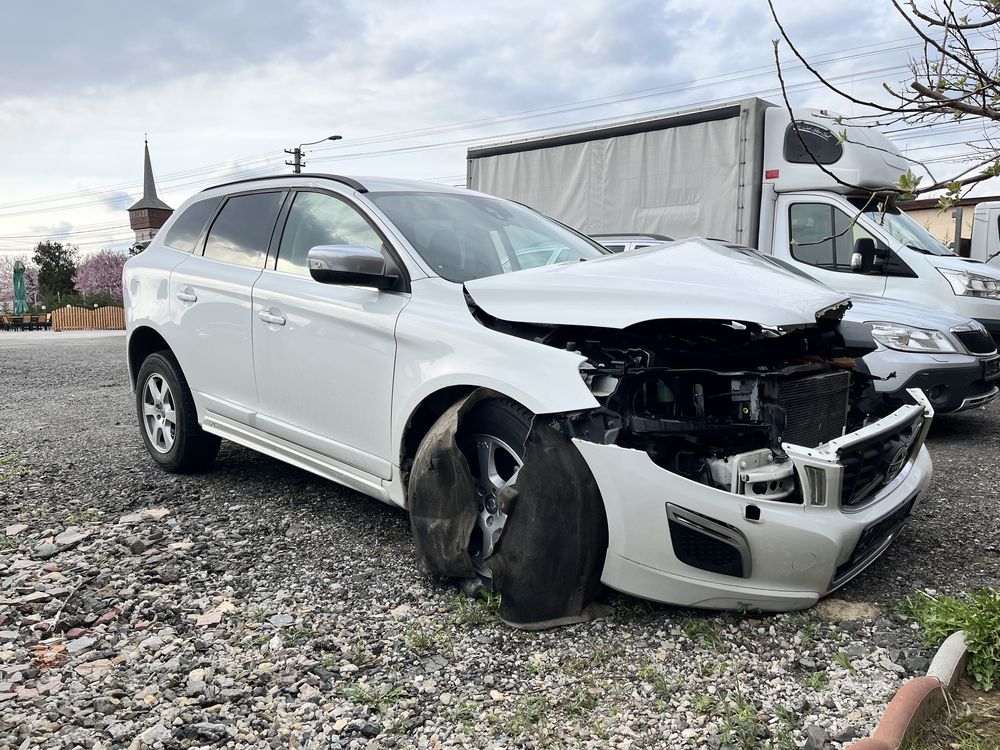 Volvo XC60 2,4 D5 R-design AVARIAT