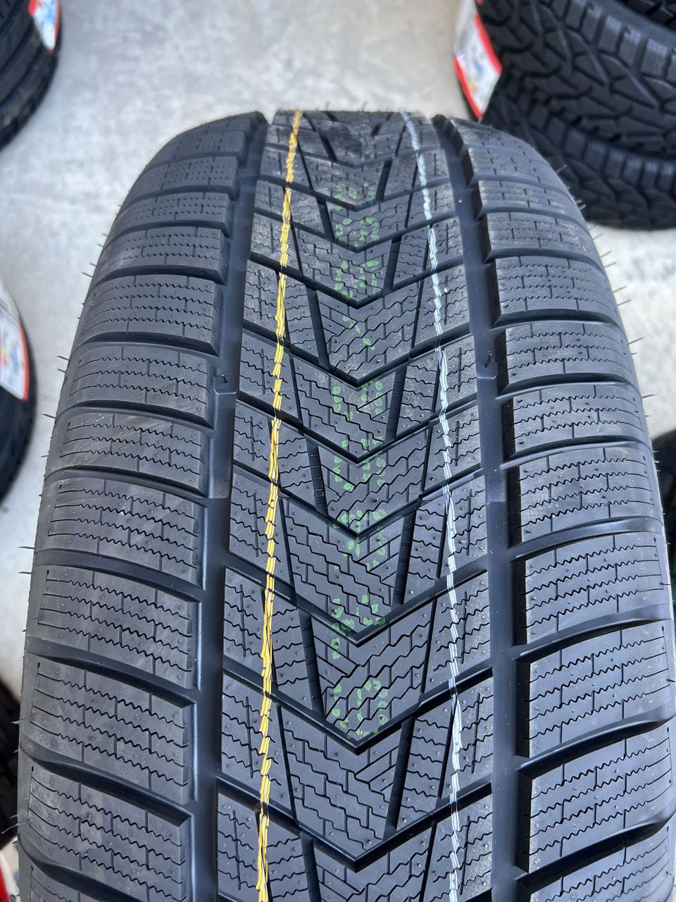 Нови зимни гуми TRACMAX 225/60 R18 104V XL MFS