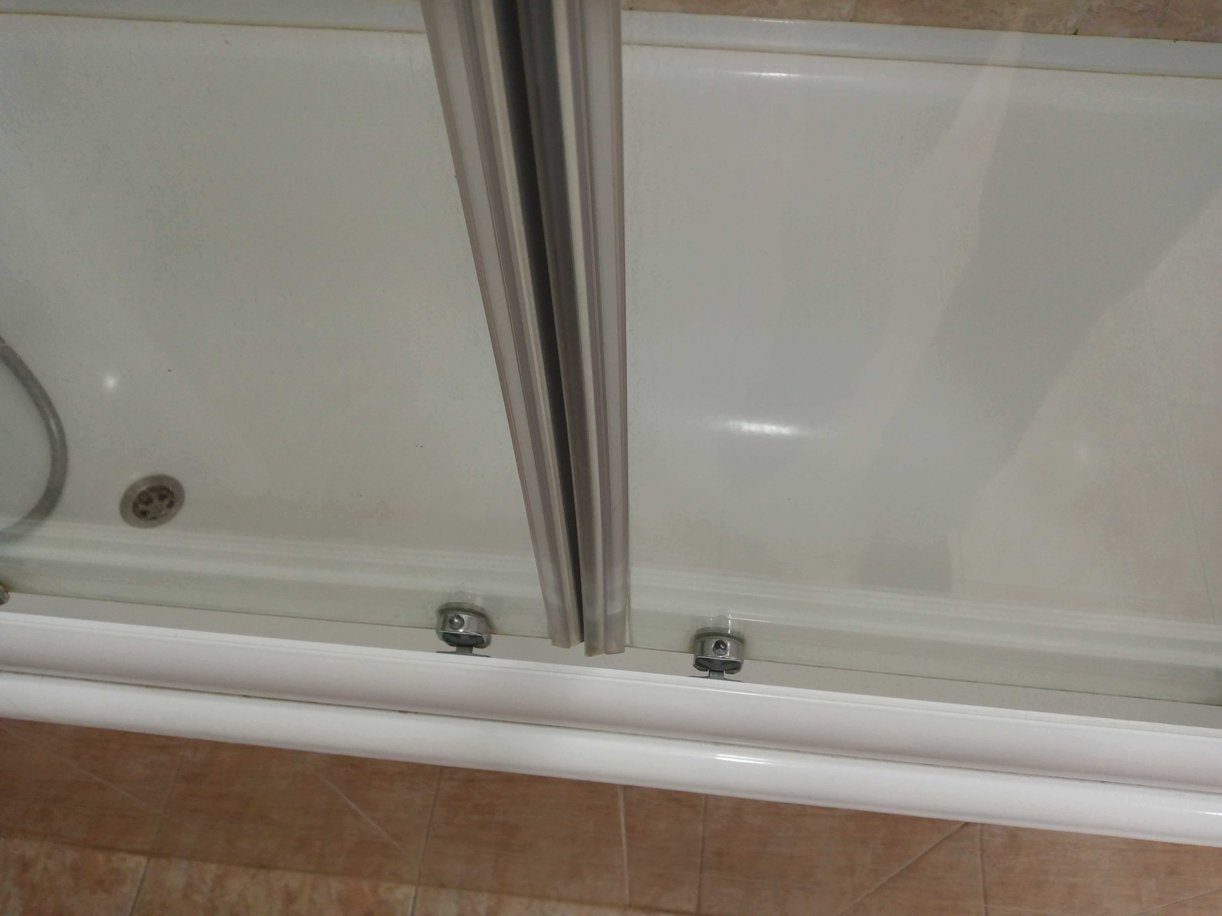 Стеклянная перегородка для ванны, двери на роликах.Длина 168см
