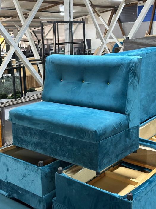 Диван синий , оборудование