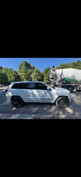 Продава се Задна броня,прагове вежди Jeep grand cherokee 2019