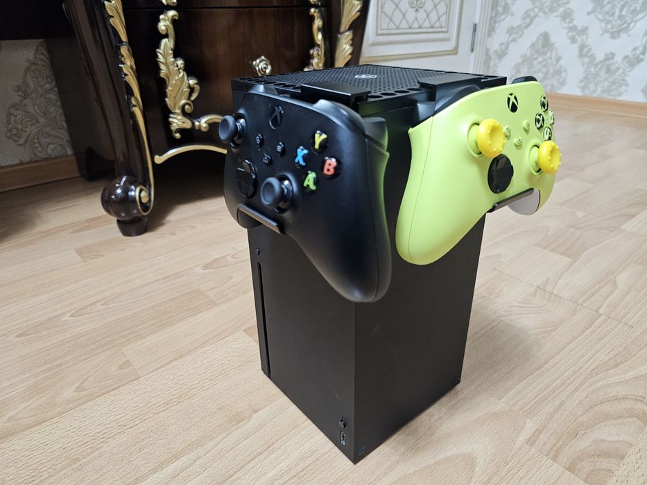X box series X 1тб. Почти новая 2 геймпада. Gamepass